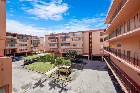 Condo in Hialeah, Florida, 2 bedrooms  № 1891615 - photo 21
