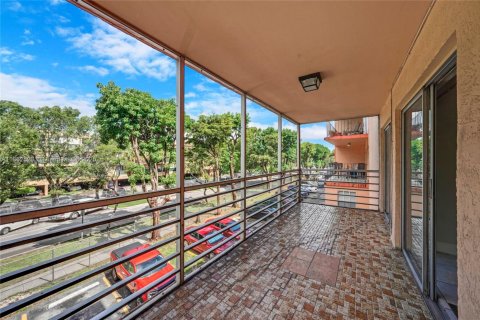 Condo in Hialeah, Florida, 2 bedrooms  № 1891615 - photo 18