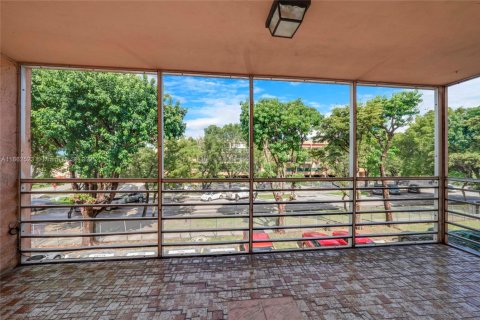 Condo in Hialeah, Florida, 2 bedrooms  № 1891615 - photo 19