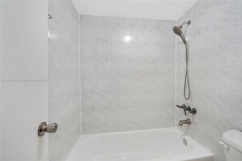 Condo in Hialeah, Florida, 2 bedrooms  № 1891615 - photo 14