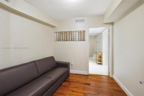 Condo in Hallandale Beach, Florida, 2 bedrooms  № 2052966 - photo 18