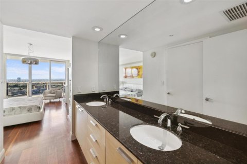 Condo in Hallandale Beach, Florida, 2 bedrooms  № 2052966 - photo 15