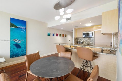 Condo in Hallandale Beach, Florida, 2 bedrooms  № 2052966 - photo 7