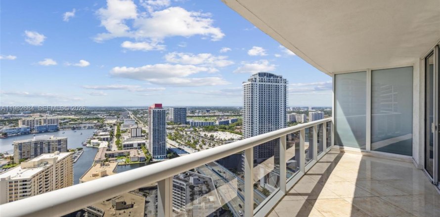 Condo in Hallandale Beach, Florida, 2 bedrooms  № 2052966