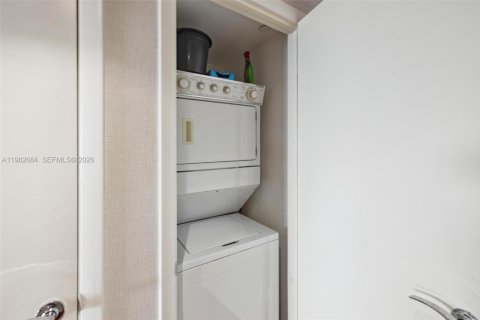 Condo in Hallandale Beach, Florida, 2 bedrooms  № 2052966 - photo 16