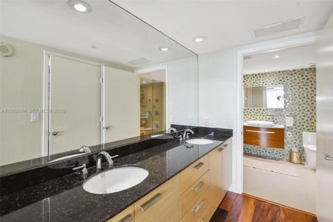 Condo in Hallandale Beach, Florida, 2 bedrooms  № 2052966 - photo 14