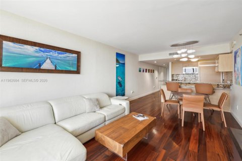 Condo in Hallandale Beach, Florida, 2 bedrooms  № 2052966 - photo 2