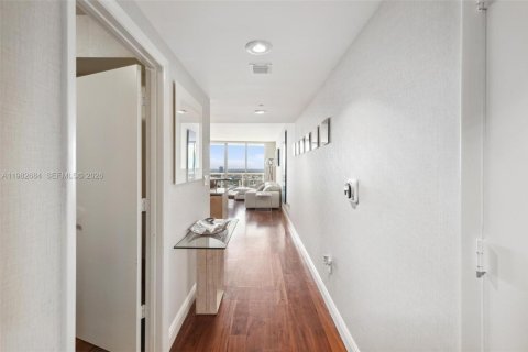 Condo in Hallandale Beach, Florida, 2 bedrooms  № 2052966 - photo 17