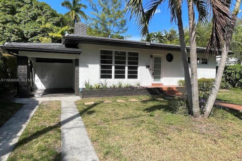 House in Miami, Florida 2 bedrooms, 109.81 sq.m. № 2030945 - photo 3