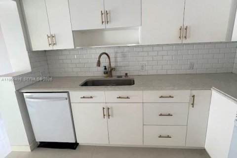 House in Miami, Florida 2 bedrooms, 109.81 sq.m. № 2030945 - photo 15