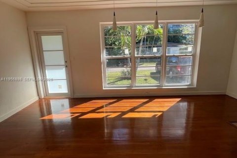 House in Miami, Florida 2 bedrooms, 109.81 sq.m. № 2030945 - photo 21