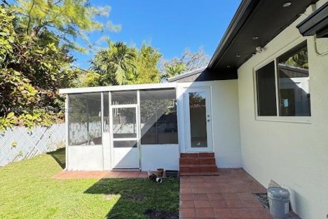 House in Miami, Florida 2 bedrooms, 109.81 sq.m. № 2030945 - photo 30
