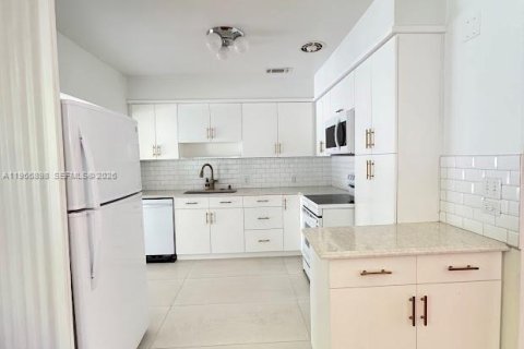 House in Miami, Florida 2 bedrooms, 109.81 sq.m. № 2030945 - photo 18