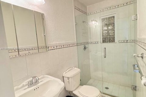 House in Miami, Florida 2 bedrooms, 109.81 sq.m. № 2030945 - photo 13