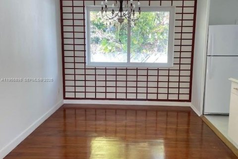 House in Miami, Florida 2 bedrooms, 109.81 sq.m. № 2030945 - photo 19