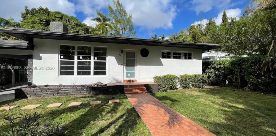 House in Miami, Florida 2 bedrooms, 109.81 sq.m. № 2030945