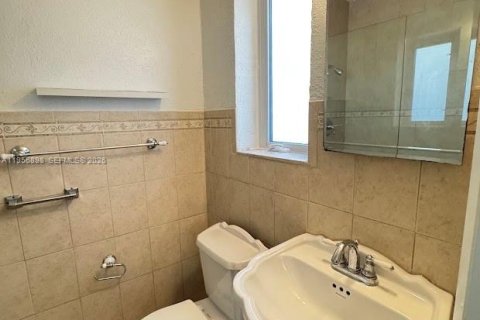 House in Miami, Florida 2 bedrooms, 109.81 sq.m. № 2030945 - photo 8