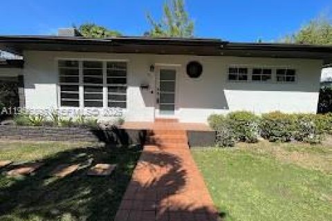 House in Miami, Florida 2 bedrooms, 109.81 sq.m. № 2030945 - photo 4