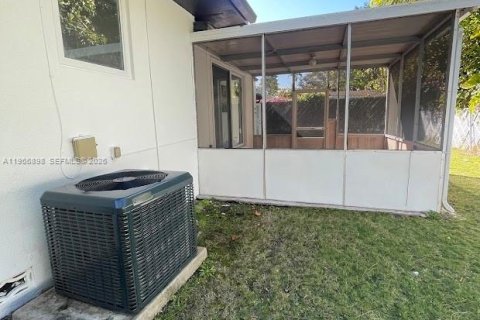 House in Miami, Florida 2 bedrooms, 109.81 sq.m. № 2030945 - photo 26