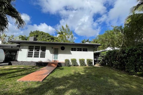 House in Miami, Florida 2 bedrooms, 109.81 sq.m. № 2030945 - photo 2