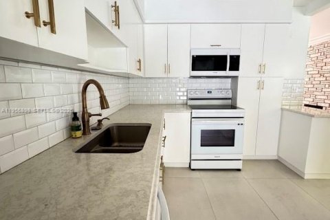 House in Miami, Florida 2 bedrooms, 109.81 sq.m. № 2030945 - photo 17