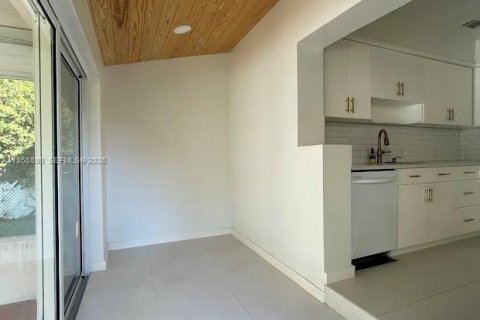 House in Miami, Florida 2 bedrooms, 109.81 sq.m. № 2030945 - photo 14