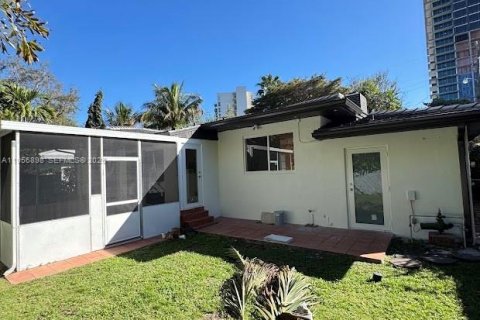 House in Miami, Florida 2 bedrooms, 109.81 sq.m. № 2030945 - photo 28