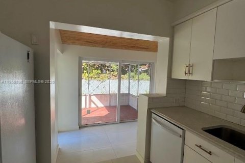 House in Miami, Florida 2 bedrooms, 109.81 sq.m. № 2030945 - photo 16