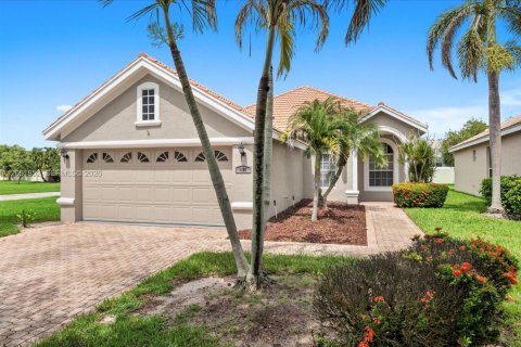 House in Port St. Lucie, Florida 2 bedrooms, 134.62 sq.m. № 2372715