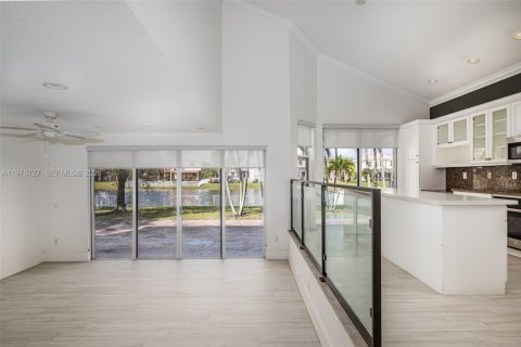 Снять в аренду виллу или дом в Мирамар, Флорида 4 спальни, 222.13м2, № 2045985 - фото 9