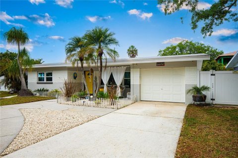 House in Saint Petersburg, Florida 2 bedrooms, 110.93 sq.m. № 2099761