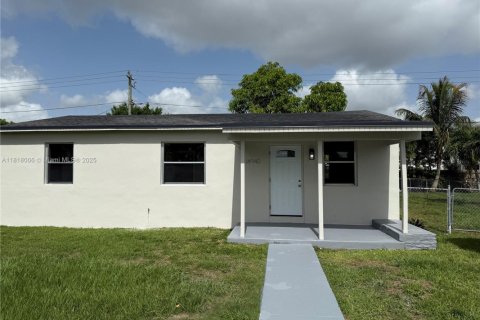 House in Miami, Florida 3 bedrooms, 86.96 sq.m. № 2058477