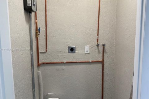 House in Miami, Florida 3 bedrooms, 86.96 sq.m. № 2058477 - photo 10