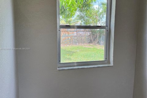 House in Miami, Florida 3 bedrooms, 86.96 sq.m. № 2058477 - photo 11