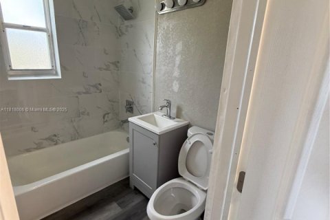 House in Miami, Florida 3 bedrooms, 86.96 sq.m. № 2058477 - photo 13