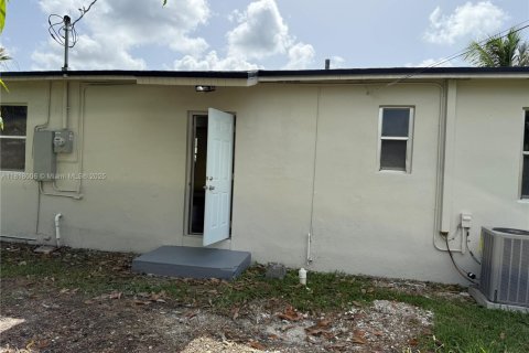 House in Miami, Florida 3 bedrooms, 86.96 sq.m. № 2058477 - photo 17