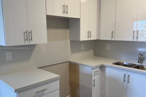 House in Miami, Florida 3 bedrooms, 86.96 sq.m. № 2058477 - photo 3