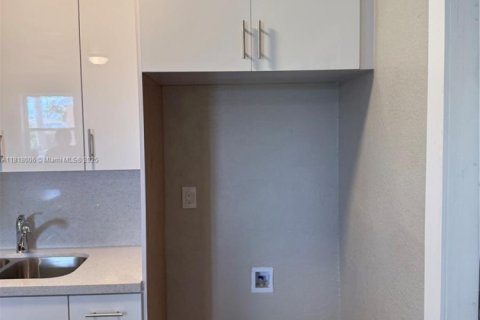 House in Miami, Florida 3 bedrooms, 86.96 sq.m. № 2058477 - photo 5