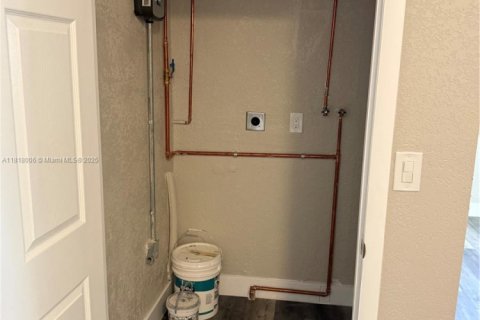 House in Miami, Florida 3 bedrooms, 86.96 sq.m. № 2058477 - photo 14