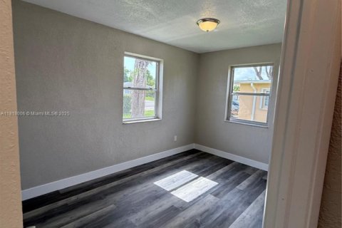 House in Miami, Florida 3 bedrooms, 86.96 sq.m. № 2058477 - photo 7