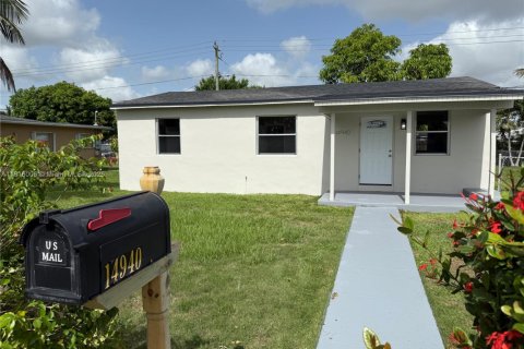 House in Miami, Florida 3 bedrooms, 86.96 sq.m. № 2058477 - photo 2