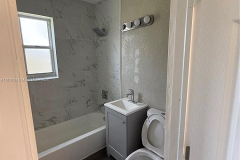 House in Miami, Florida 3 bedrooms, 86.96 sq.m. № 2058477 - photo 6