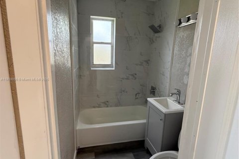 House in Miami, Florida 3 bedrooms, 86.96 sq.m. № 2058477 - photo 12