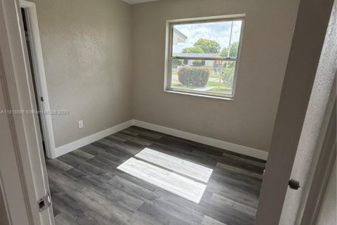 House in Miami, Florida 3 bedrooms, 86.96 sq.m. № 2058477 - photo 8