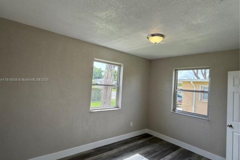 House in Miami, Florida 3 bedrooms, 86.96 sq.m. № 2058477 - photo 9