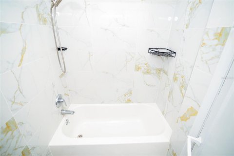House in Miami, Florida 3 bedrooms, 130.62 sq.m. № 1849744 - photo 17