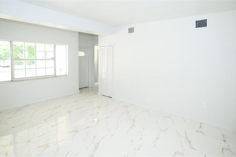 House in Miami, Florida 3 bedrooms, 130.62 sq.m. № 1849744 - photo 4