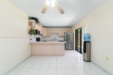 Townhouse in Greenacres, Florida 3 bedrooms, 138.24 sq.m. № 1660138 - photo 8