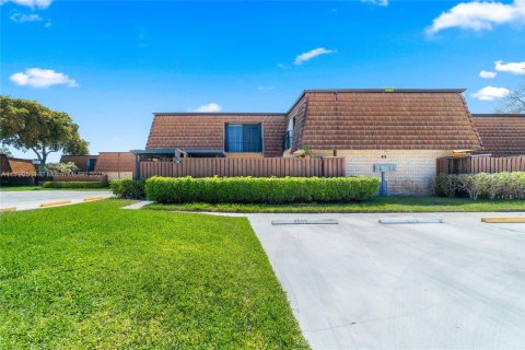 Townhouse in Greenacres, Florida 3 bedrooms, 138.24 sq.m. № 1660138 - photo 2