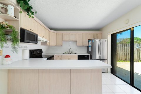 Townhouse in Greenacres, Florida 3 bedrooms, 138.24 sq.m. № 1660138 - photo 6